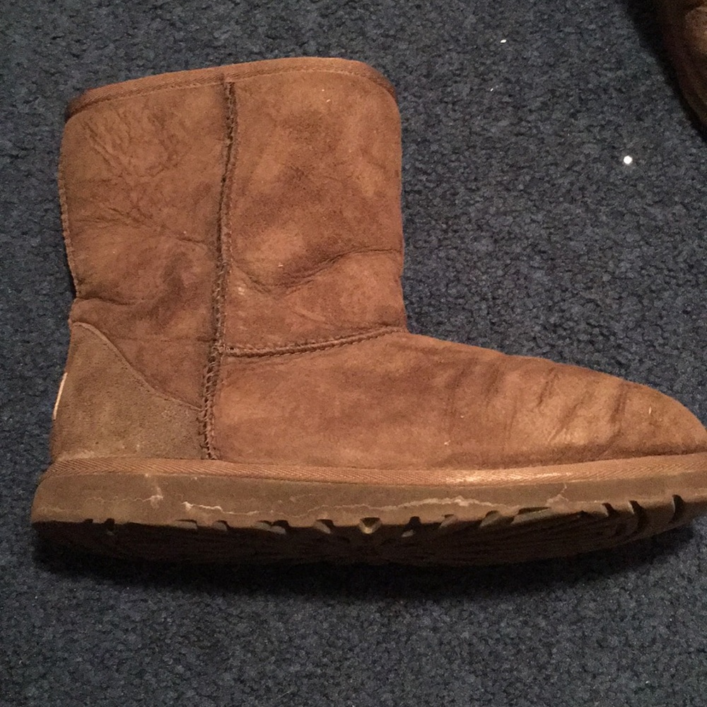 UGG Youth Classic short II Brown Boots. - Picture 2 of 3